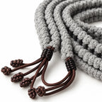 Gros plan sur la tresse en coton et lin du cordon de protection pour handpan et sur ses attaches marron