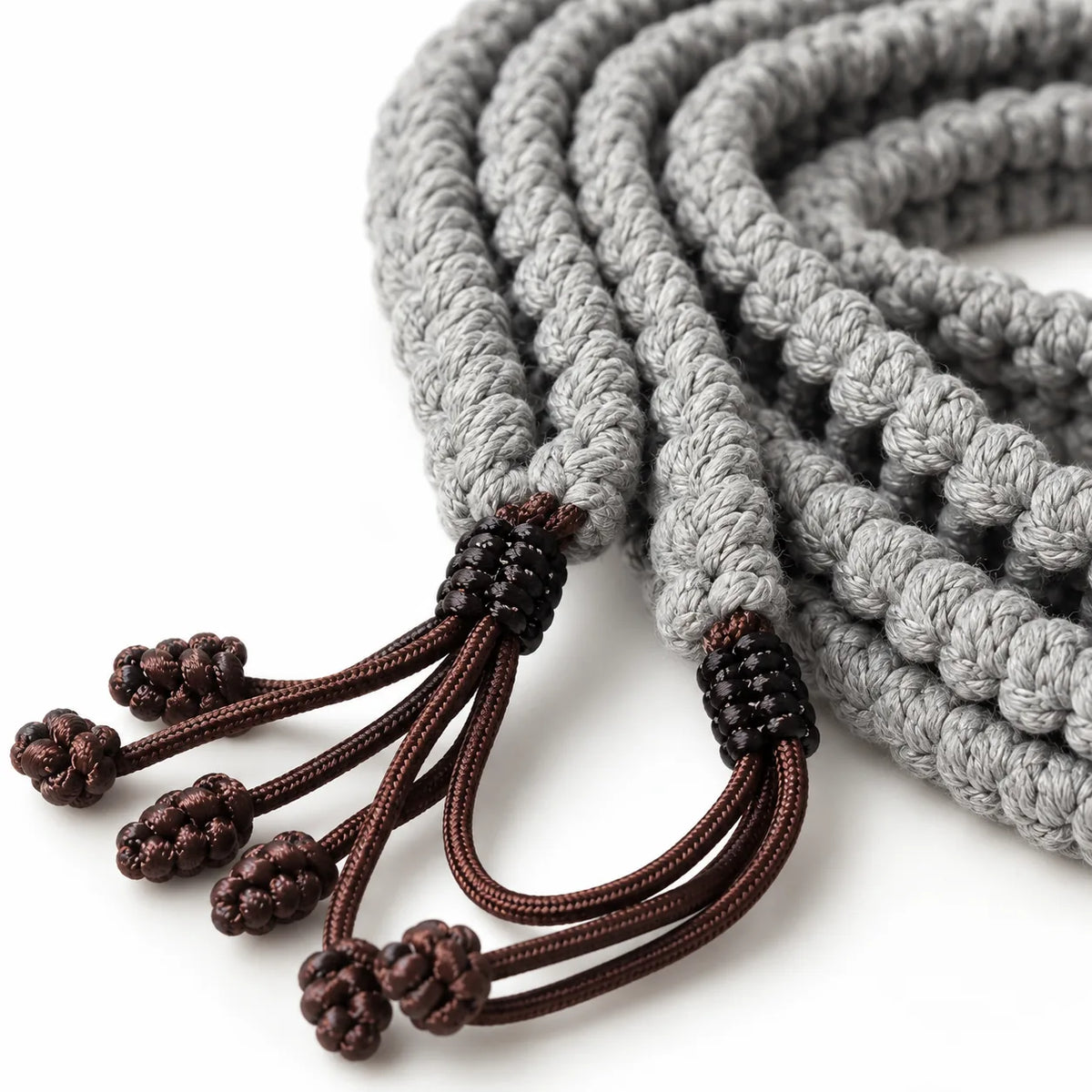 Gros plan sur la tresse en coton et lin du cordon de protection pour handpan et sur ses attaches marron