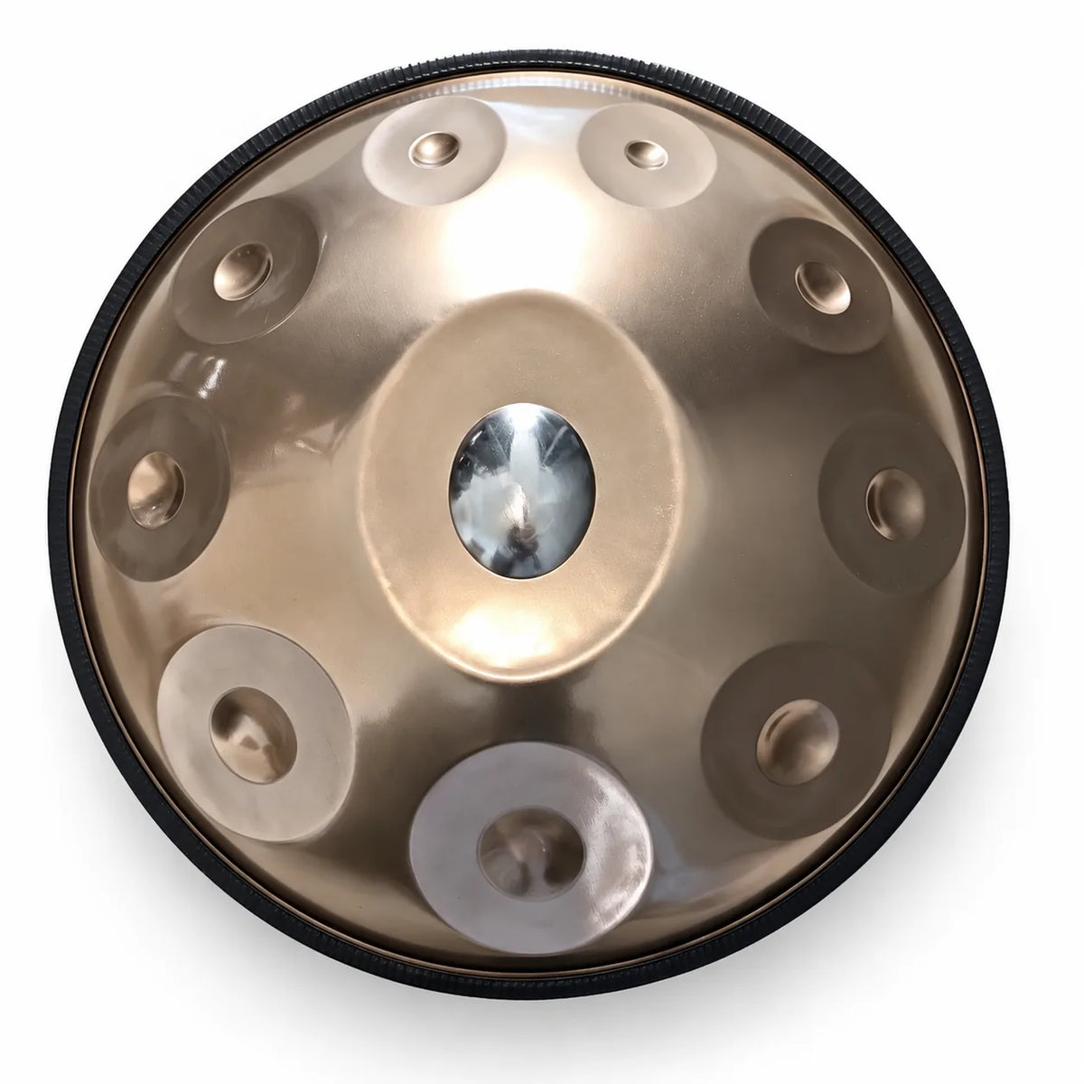 Handpan D Kurd argenté façonné main, 10 notes en inox vu de dessus : une note centrale et 9 notes autour