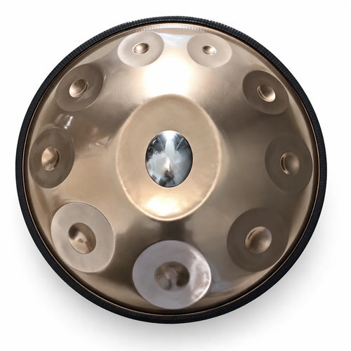Handpan D Kurd argenté façonné main, 10 notes en inox vu de dessus : une note centrale et 9 notes autour