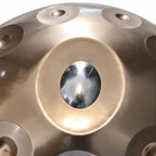 Gros plan sur la note centrale en inox poli d'un handpan D Kurd argenté façonné main