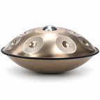 Handpan D Kurd argenté façonné main vu de profil : deux coques en inox jointes par un fin bord noir