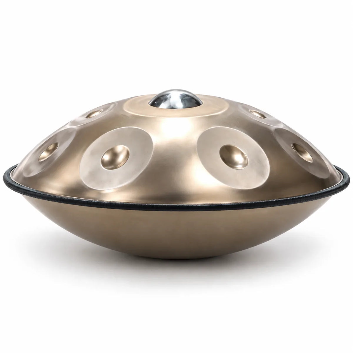 Handpan D Kurd argenté façonné main vu de profil : deux coques en inox jointes par un fin bord noir