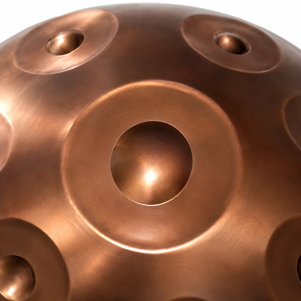 Gros plan sur la note centrale d'un handpan D Kurd bronze en inox à finition satinée