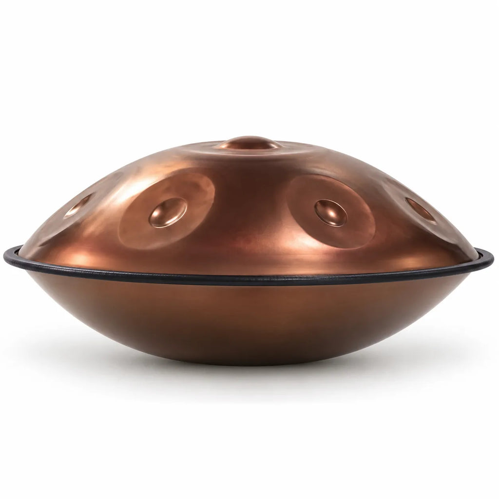 Handpan bronze cuivré vu de profil : deux coques en inox jointes par un fin bord noir