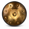 Handpan D Kurd doré façonné main, 9 notes en inox vu de dessus, anneau martelé autour de la note centrale
