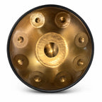 Handpan D Kurd doré façonné main, 9 notes en inox vu de dessus, anneau martelé autour de la note centrale