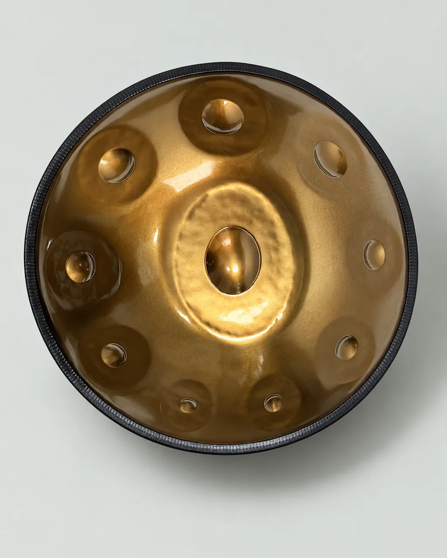 Handpan D Kurd doré façonné main en inox sur fond gris clair
