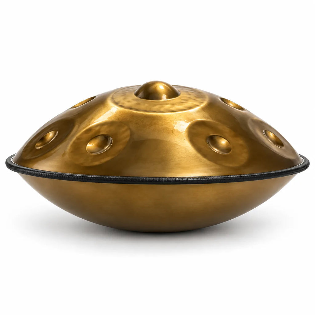 Handpan D Kurd doré façonné main vu de profil : deux coques en inox jointes par un fin bord noir