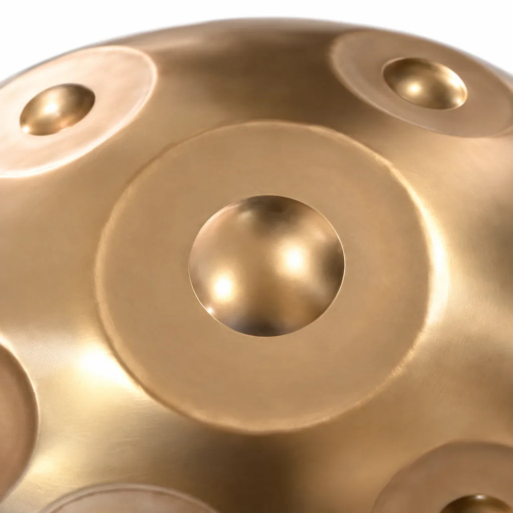 Gros plan sur la note centrale d'un handpan D Kurd doré en inox à finition satinée