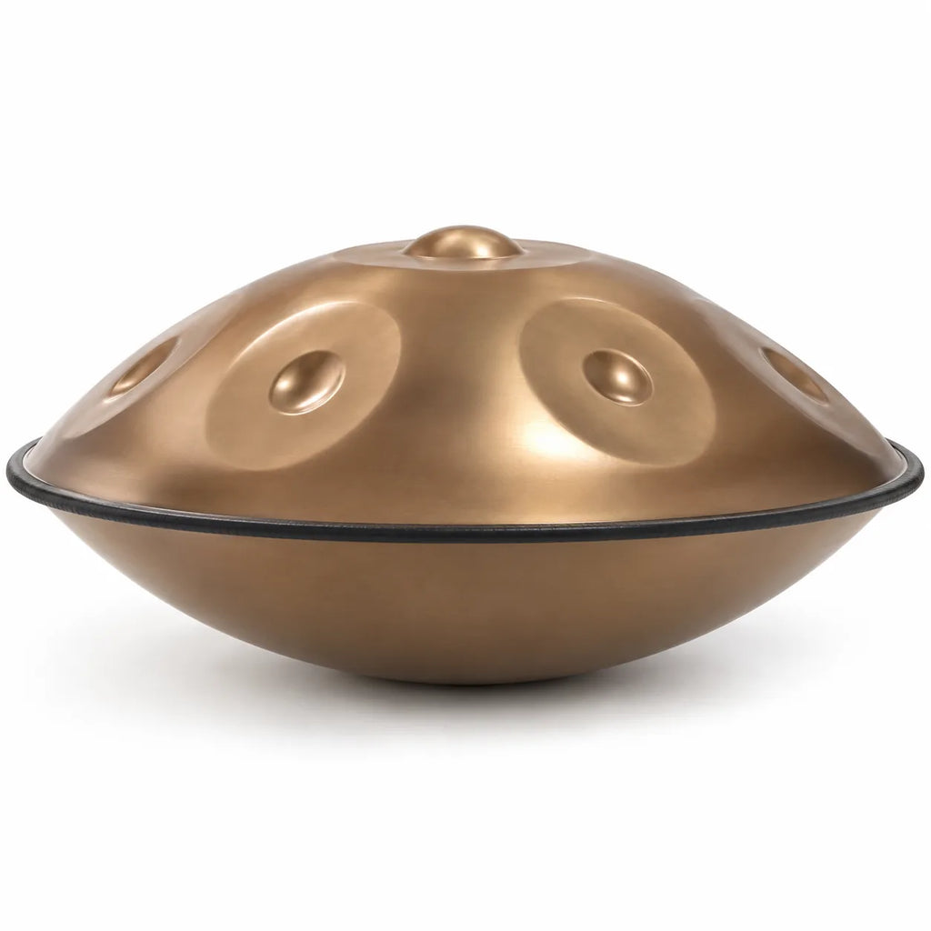 Handpan doré vu de profil : deux coques en inox jointes par un fin bord noir