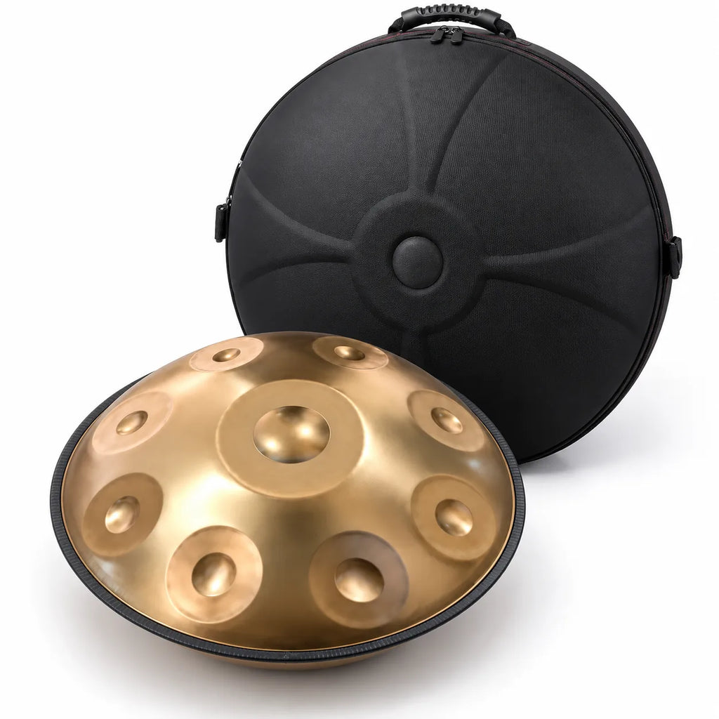 Housse rigide noire posée derrière un handpan doré : elle est à sa taille