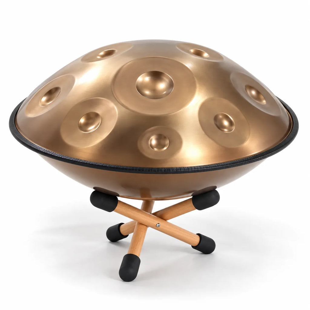 Handpan doré posé sur le mini support en bois, juste au-dessus du sol