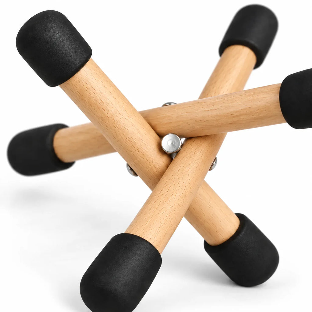 Gros plan sur l'axe et les embouts en caoutchouc du mini support en bois pour handpan