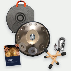 Pack Confort : le handpan argenté façonné main, sa housse souple, le guide en PDF, le mini support en bois et le cordon de protection