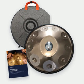 Pack Essentiel : le handpan argenté façonné main, sa housse souple et le guide en PDF