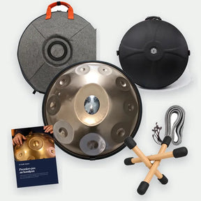 Pack Premium : le handpan argenté façonné main, sa housse souple, le guide en PDF, la housse rigide, le mini support et le cordon