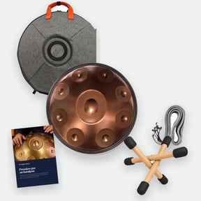 Pack Confort : le handpan bronze, sa housse souple, le guide en PDF, le mini support en bois et le cordon de protection