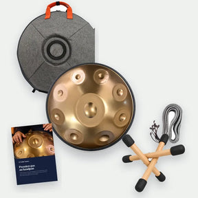 Pack Confort : le handpan doré, sa housse souple, le guide en PDF, le mini support en bois et le cordon de protection