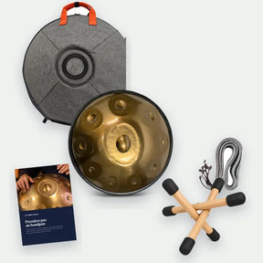 Pack Confort : le handpan doré façonné main, sa housse souple, le guide en PDF, le mini support en bois et le cordon de protection