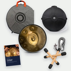 Pack Premium : le handpan doré façonné main, sa housse souple, le guide en PDF, la housse rigide, le mini support et le cordon