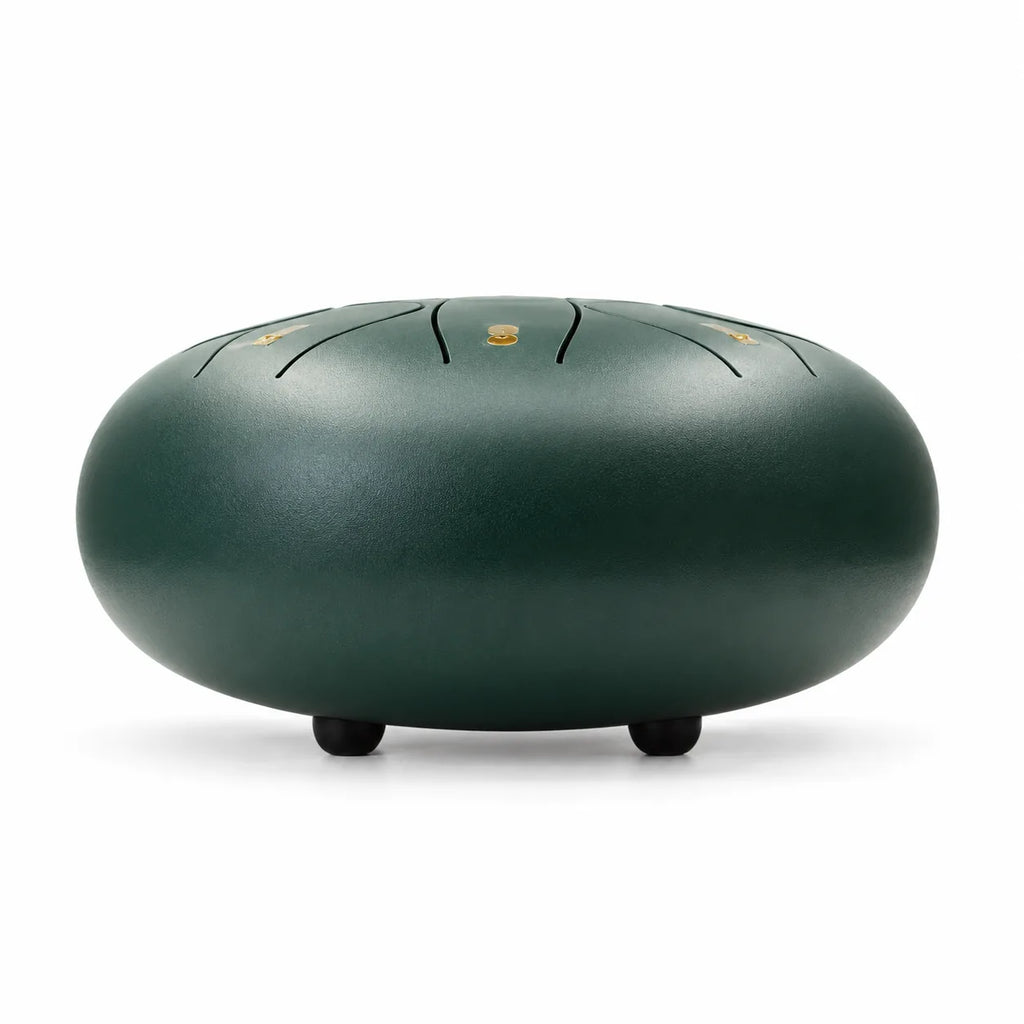 Tongue drum vert sapin de 10 pouces vu de profil, posé sur ses petits pieds