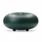 Tongue drum vert sapin de 10 pouces vu de profil, posé sur ses petits pieds