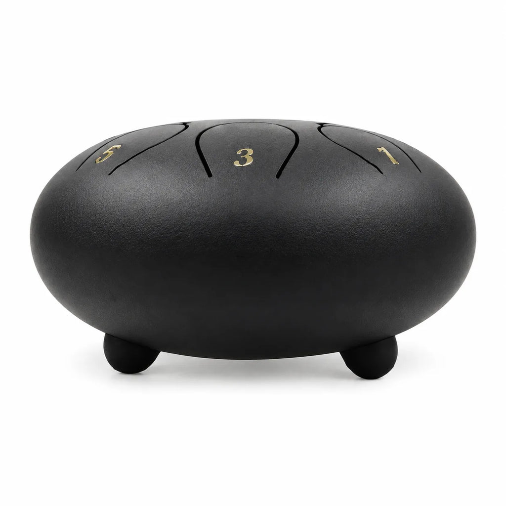 Tongue drum noir de 12 pouces vu de profil, posé sur ses petits pieds