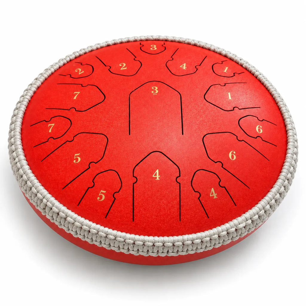 Tongue drum 15 notes rouge de 14 pouces vu de trois quarts, avec son cordon tressé autour du bord